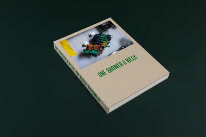 Cubierta del fotolibro "One shower a week" de Mariet Dingemans