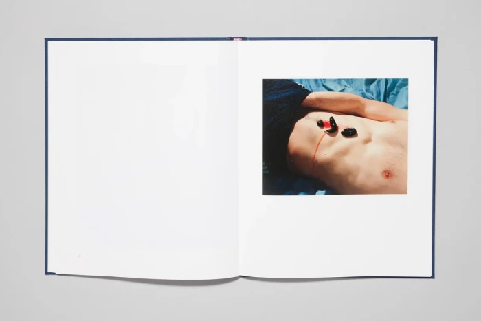 Interior del fotolibro "Bedfellow" de Caroline Tompkins.