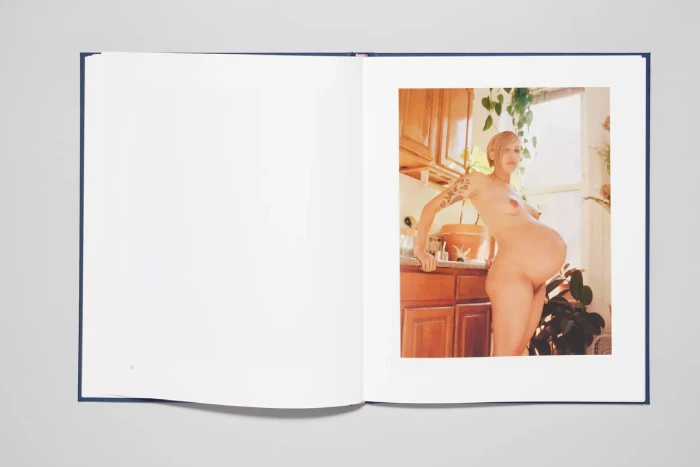 Interior del fotolibro "Bedfellow" de Caroline Tompkins.