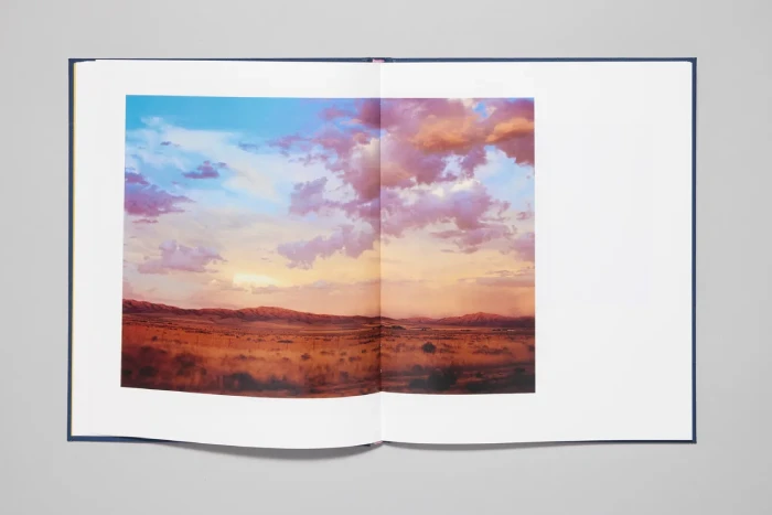 Interior del fotolibro "Bedfellow" de Caroline Tompkins.