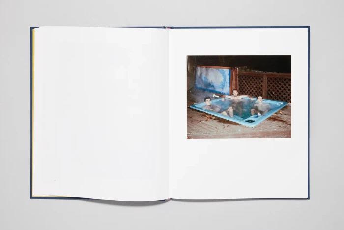 Interior del fotolibro "Bedfellow" de Caroline Tompkins.