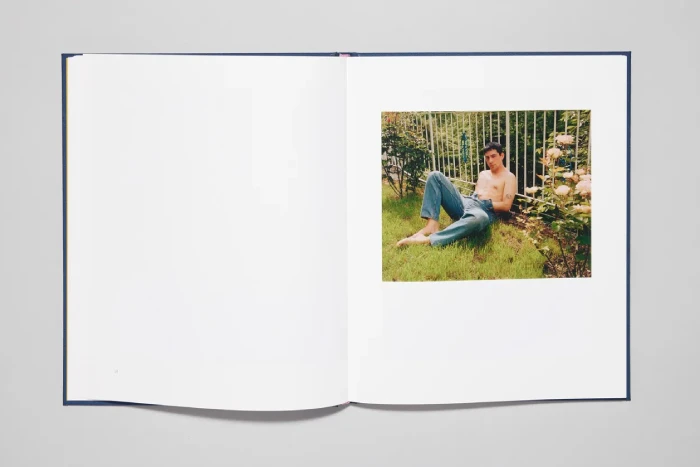 Interior del fotolibro "Bedfellow" de Caroline Tompkins.