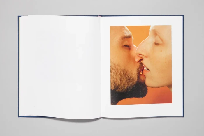 Interior del fotolibro "Bedfellow" de Caroline Tompkins.