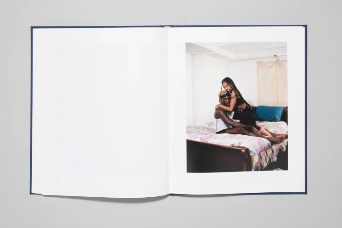 Interior del fotolibro "Bedfellow" de Caroline Tompkins.