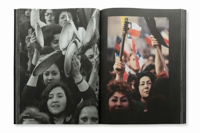 Interior del fotolibro "Chile. El archivo fotográfico 1973-74" de Chas Gerretsen.