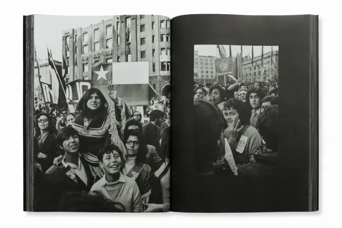 Interior del fotolibro "Chile. El archivo fotográfico 1973-74" de Chas Gerretsen.