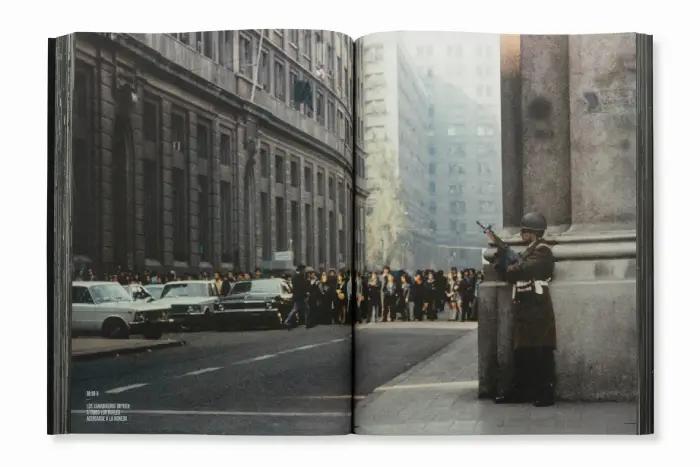 Interior del fotolibro "Chile. El archivo fotográfico 1973-74" de Chas Gerretsen.