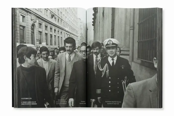 Interior del fotolibro "Chile. El archivo fotográfico 1973-74" de Chas Gerretsen.