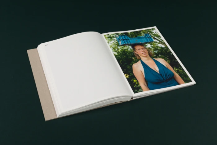 Interior del fotolibro "One shower a week" de Mariet Dingemans