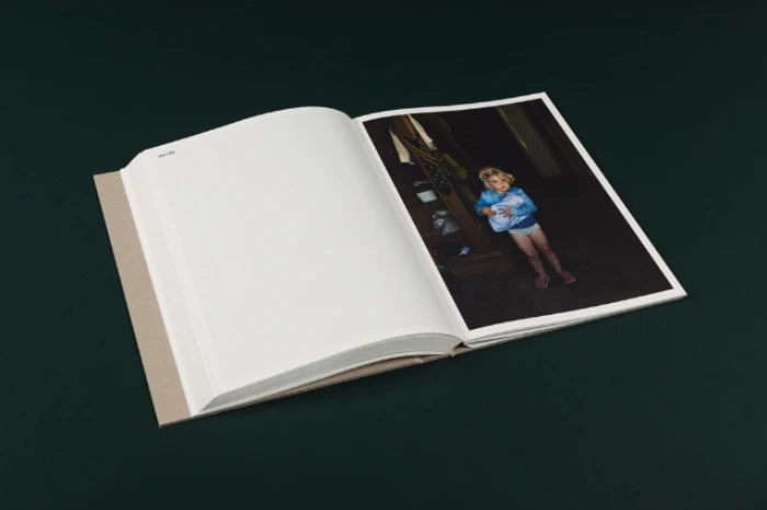 Interior del fotolibro "One shower a week" de Mariet Dingemans