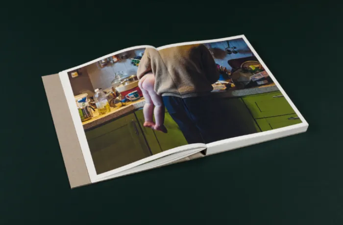 Interior del fotolibro "One shower a week" de Mariet Dingemans