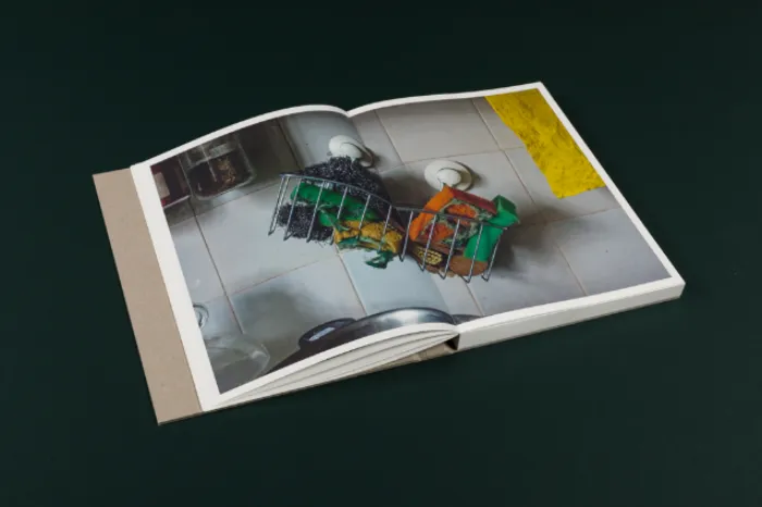 Interior del fotolibro "One shower a week" de Mariet Dingemans