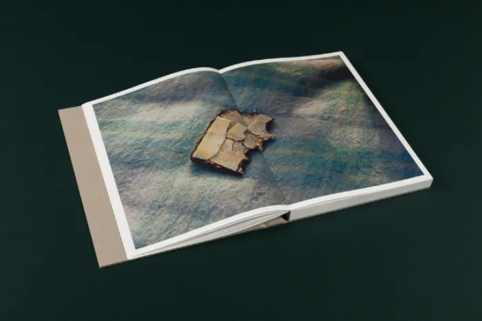 Interior del fotolibro "One shower a week" de Mariet Dingemans