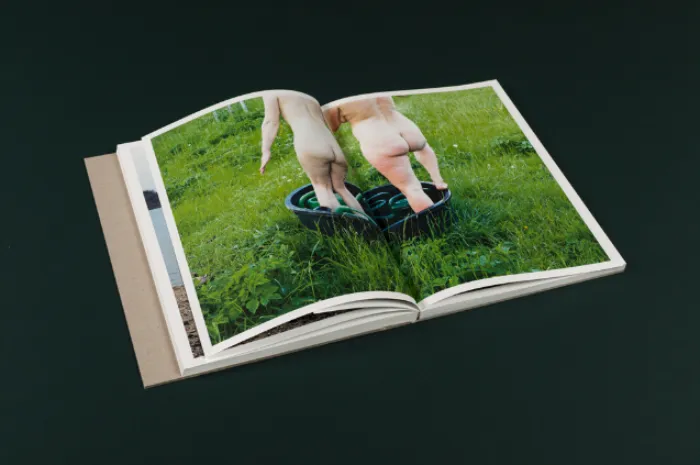 Interior del fotolibro "One shower a week" de Mariet Dingemans