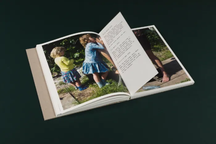 Interior del fotolibro "One shower a week" de Mariet Dingemans