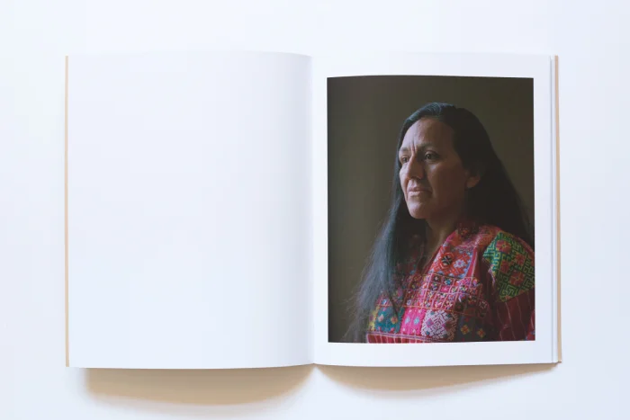 Interior del fotolibro "Last Best Hope", publicado por Another Place Press.