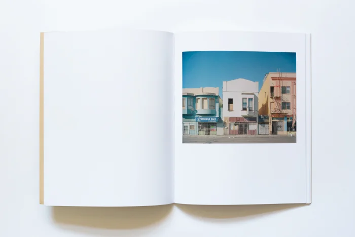 Interior del fotolibro "Last Best Hope", publicado por Another Place Press.