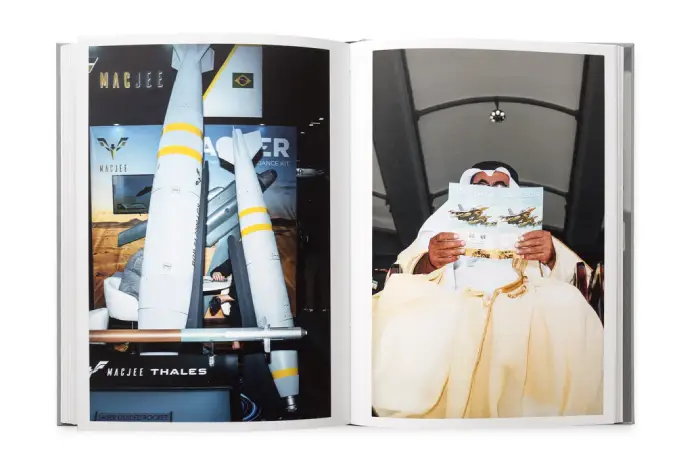 Interior del fotolibro "Nothing Personal: The Back Office of War" de Nikita Teryoshin.