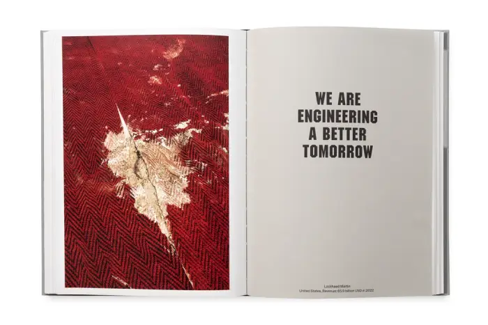 Interior del fotolibro "Nothing Personal: The Back Office of War" de Nikita Teryoshin.