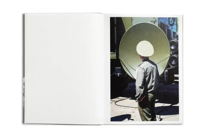 Interior del fotolibro "Nothing Personal: The Back Office of War" de Nikita Teryoshin.