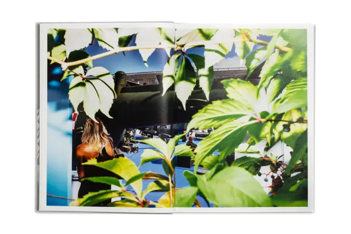 Interior del fotolibro "Nothing Personal: The Back Office of War" de Nikita Teryoshin.