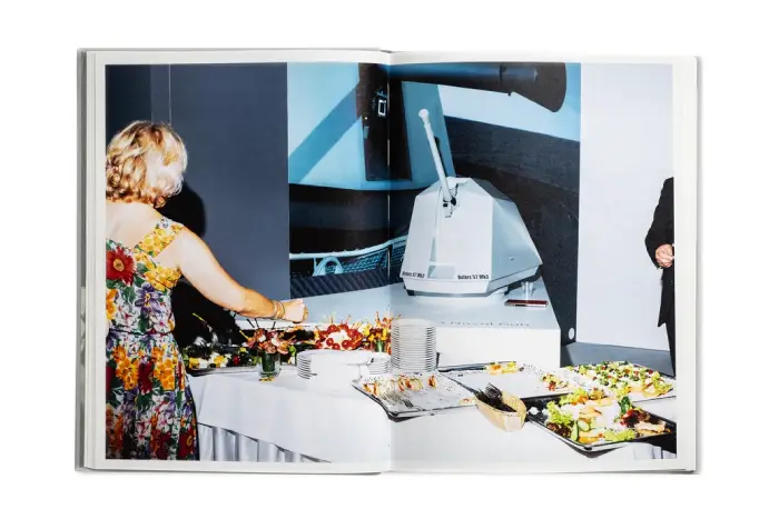 Interior del fotolibro "Nothing Personal: The Back Office of War" de Nikita Teryoshin.