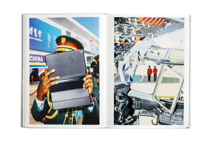 Interior del fotolibro "Nothing Personal: The Back Office of War" de Nikita Teryoshin.