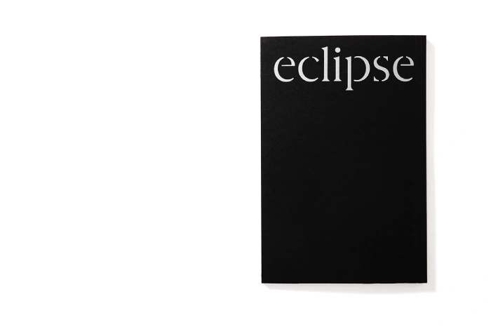 Interior del fotolibro "Eclipse" de Enric Montes.