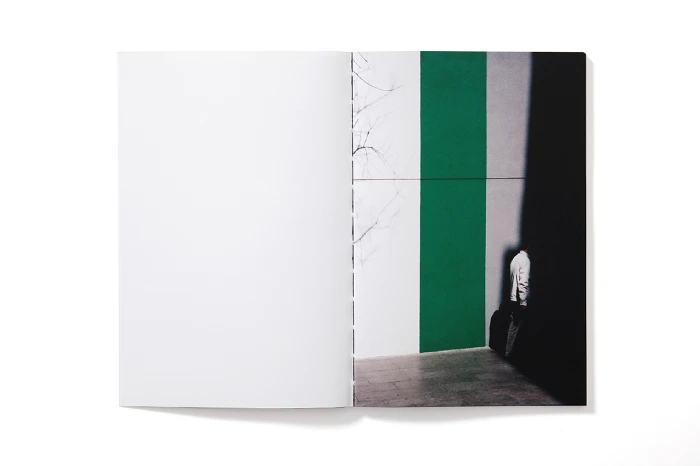 Interior del fotolibro "Eclipse" de Enric Montes.