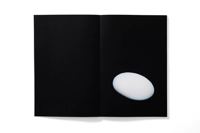Interior del fotolibro "Eclipse" de Enric Montes.