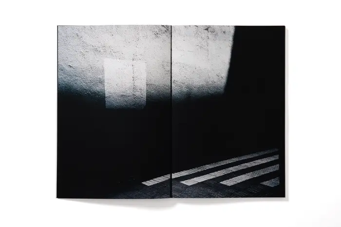 Interior del fotolibro "Eclipse" de Enric Montes.