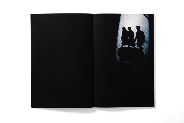 Interior del fotolibro "Eclipse" de Enric Montes.