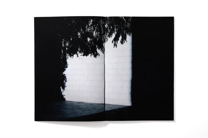 Interior del fotolibro "Eclipse" de Enric Montes.