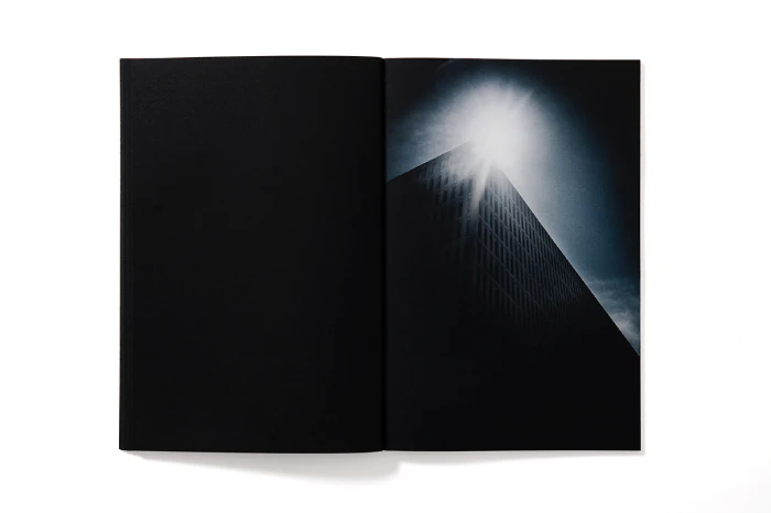 Interior del fotolibro "Eclipse" de Enric Montes.