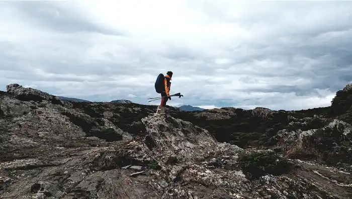 El fotógrafo Llorenç Ugas Dubreuil recorriendo el Parque Natural del Cap de Creus.