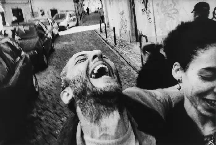 Escena callejera en el interior del fotolibro "Europea" de Joakim Kocjancic.