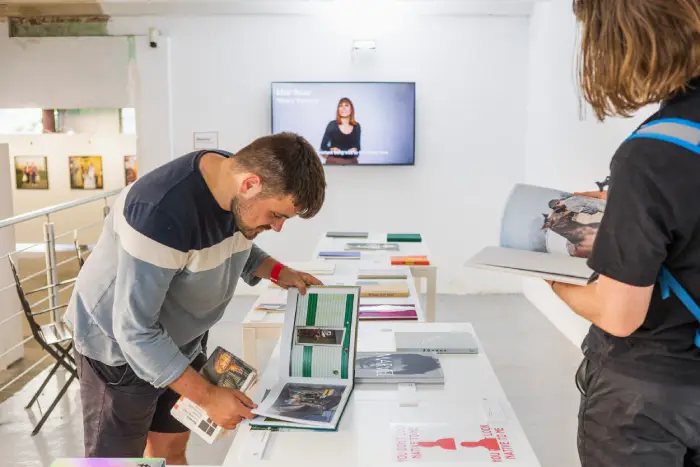 Fotolibros e identidad: ventanas a la diversidad cultural y social: exposición de Photo Art Books para el festival Revela’t 2024.