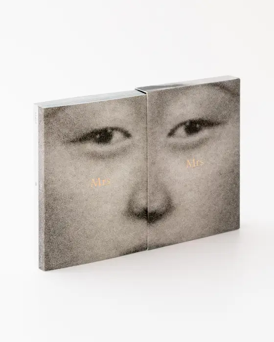 Estuche y cubierta del fotolibro "Mr & Mrs" de la fotógrafa Suwon Lee.