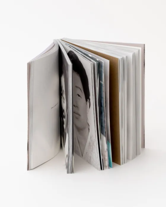 Interior del fotolibro "Mr & Mrs" de la fotógrafa Suwon Lee.