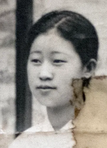 Retrato femenino en el interior del fotolibro “Mr & Mrs” de Suwon Lee.