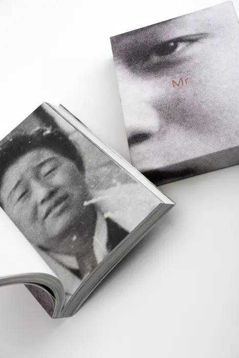 Interior del fotolibro "Mr & Mrs" de la fotógrafa Suwon Lee.