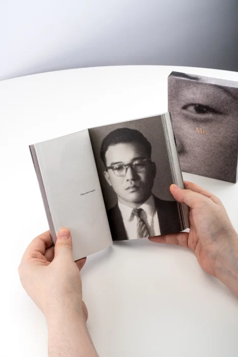 Interior del fotolibro "Mr & Mrs" de la fotógrafa Suwon Lee.