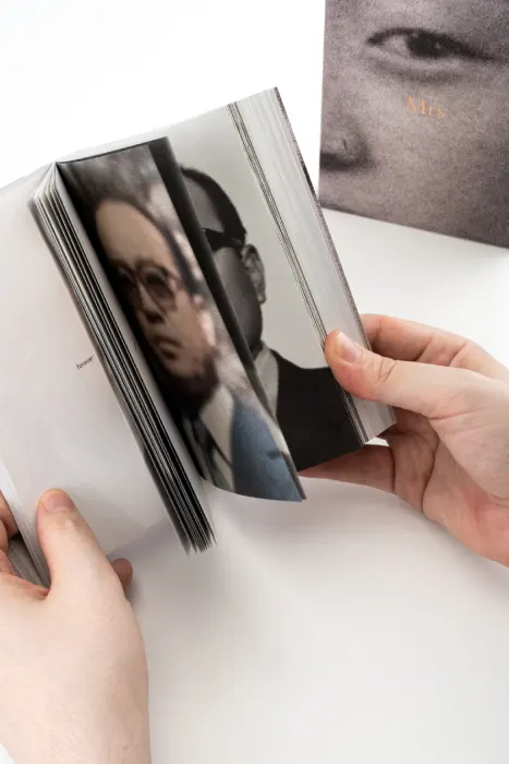 Interior del fotolibro "Mr & Mrs" de la fotógrafa Suwon Lee.