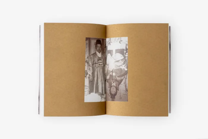 Interior del fotolibro "Mr & Mrs" de la fotógrafa Suwon Lee.