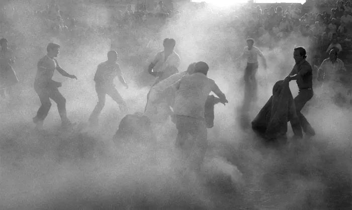 Fiestas en Honrubia (Cuenca,1981) en el interior del fotolibro "Fotologías" de Ramón Zabalza.