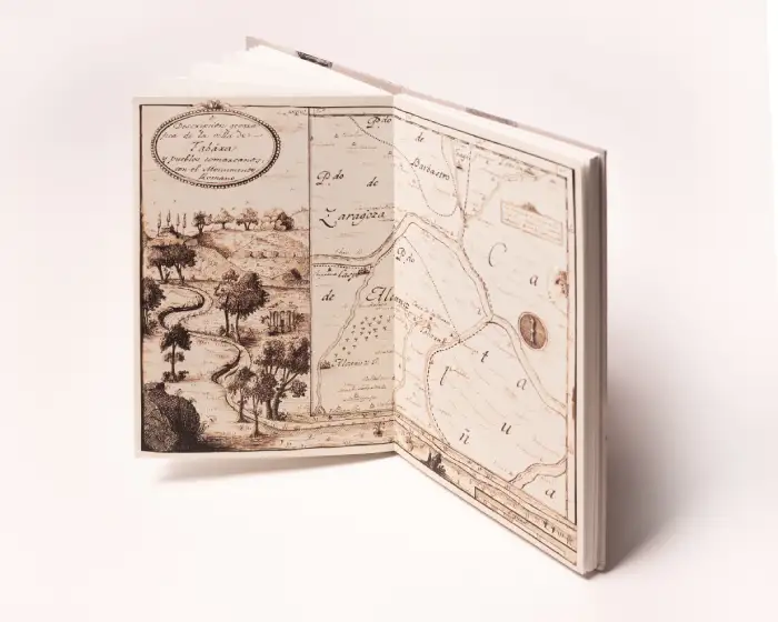 Interior del fotolibro "Columna" de Sonia Celma.