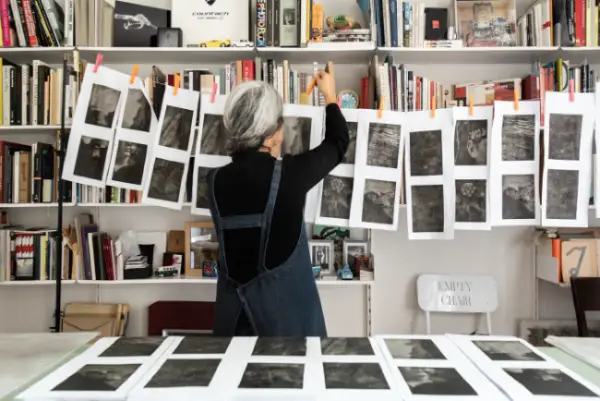 La artista Alessandra Calò trabajando en su proyecto Ctonio.