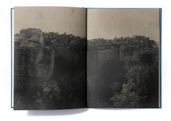 Interior del fotolibro Ctonio de Alessandra Calò.