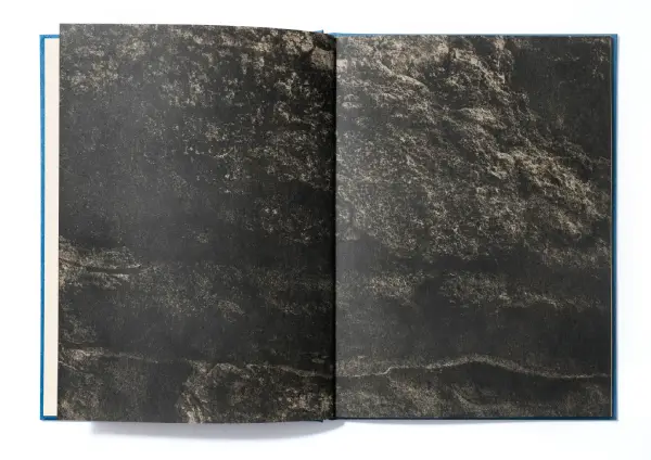 Interior del fotolibro Ctonio de Alessandra Calò.