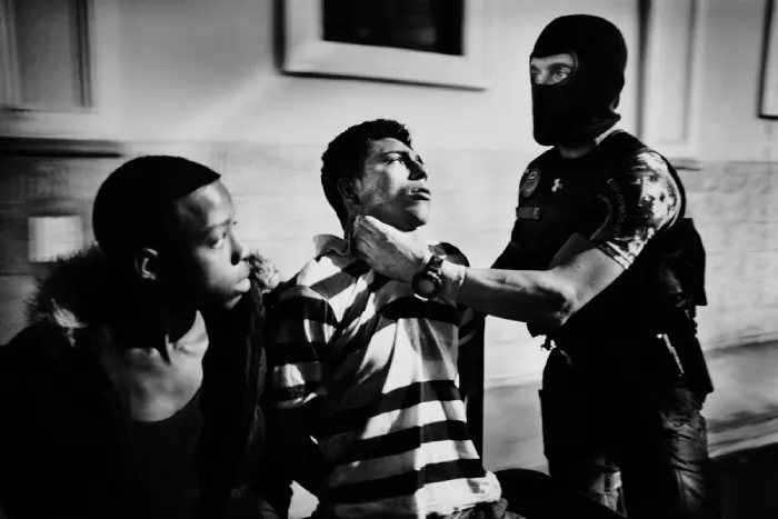 Detención de los menores Saúl Quilez y Walter David Martínez en el distrito 1 de Tegucigalpa por posesión ilegal de marihuana, agredidos por la policía en su traslado (2012).